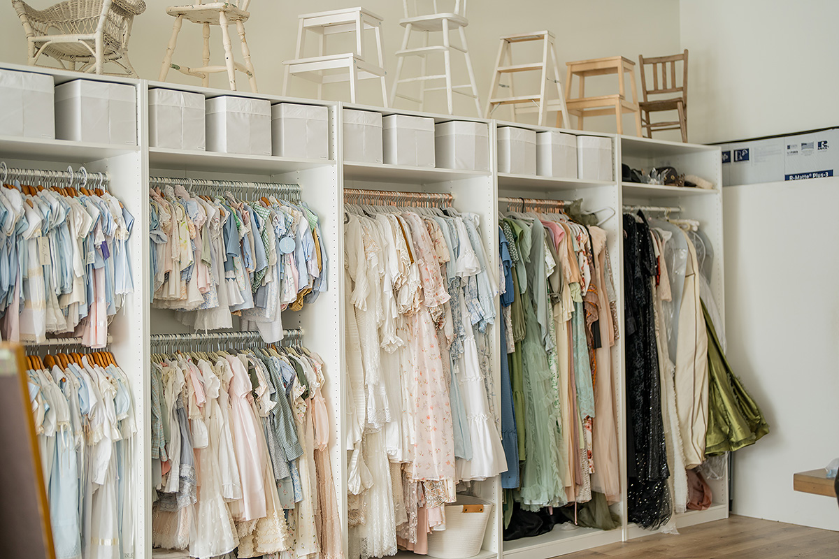 newborn photography studio in st simons island has a full studio full of wardrobe for the whole family